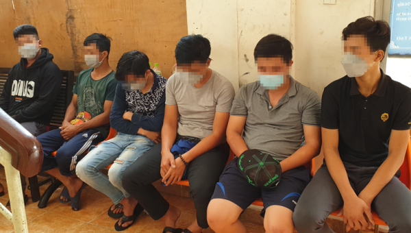 Thích làm Cảnh sát, lên mạng lập nhóm rồi ra đường chặn xe kiểm tra giấy tờ người dân -0
