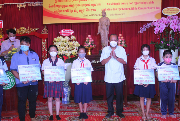 Trao tặng quà nhân dịp Tết Chôl Chnăm Thmây của đồng bào dân tộc Khmer -0