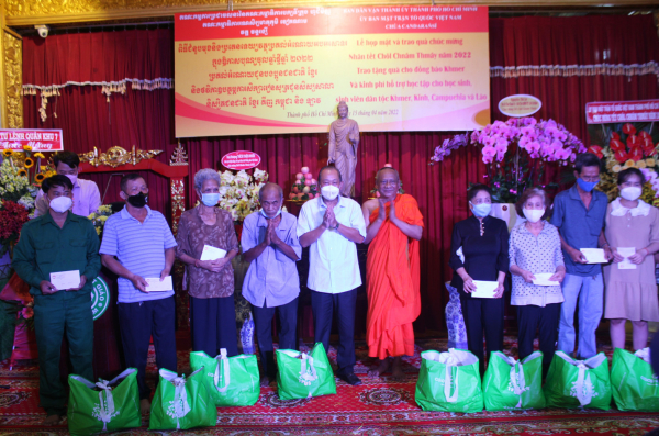 Trao tặng quà nhân dịp Tết Chôl Chnăm Thmây của đồng bào dân tộc Khmer -1