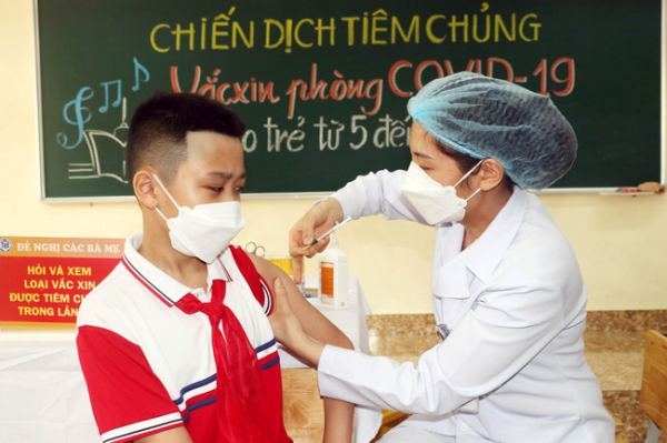 Gần 200 học sinh lớp 6 đầu tiên tiêm vaccine phòng COVID-19 -0