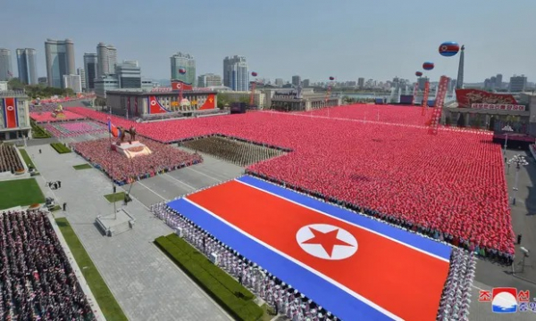 Biển người Triều Tiên mừng ngày sinh cố Chủ tịch Kim Nhật Thành -0