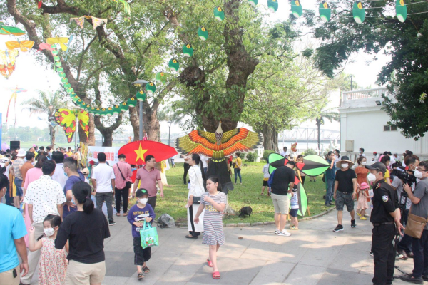 Lễ hội Diều Huế 2022 thu hút đông đảo du khách, người dân  -0