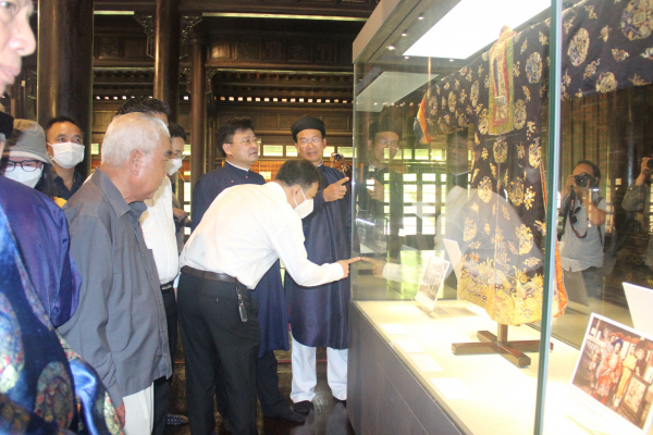 Chiêm ngưỡng 2 cổ vật triều Nguyễn trị giá hàng chục tỷ đồng được trưng bày tại Huế -0