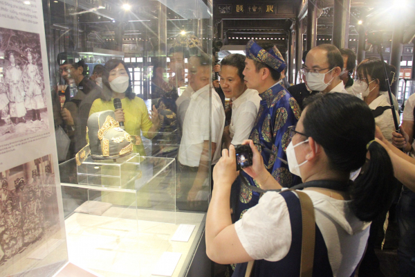 Chiêm ngưỡng 2 cổ vật triều Nguyễn trị giá hàng chục tỷ đồng được trưng bày tại Huế -1