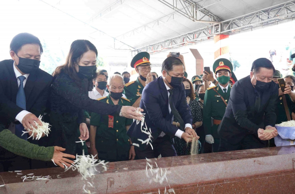 Phó Chủ tịch nước Võ Thị Ánh Xuân dự lễ truy điệu 60 hài cốt liệt sỹ ở huyện Hoài Ân -0