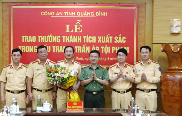 Khen thưởng tổ tuần tra, kiểm soát bắt giữ nghi phạm giết người -0