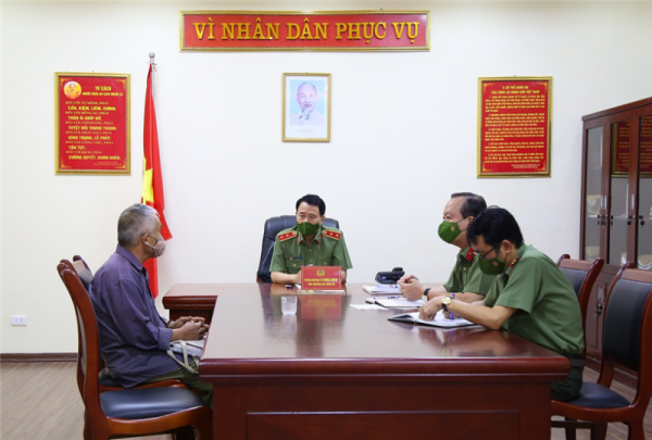 Deputy Minister Le Quoc Hung meets citizens -0