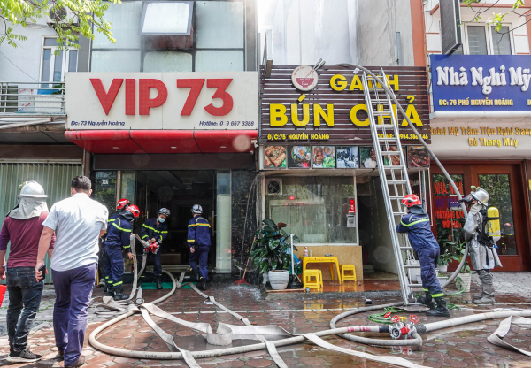 Quán bún chả phát hỏa giữa trưa -0
