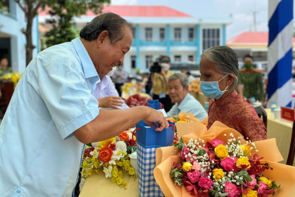 Đồng chí Trương Hòa Bình tặng quà cho các Mẹ Việt Nam anh hùng tại Bến Lức, Long An -0