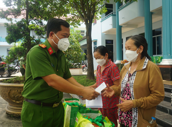 Đồng chí Trương Hòa Bình tặng quà cho các Mẹ Việt Nam anh hùng tại Bến Lức, Long An -2