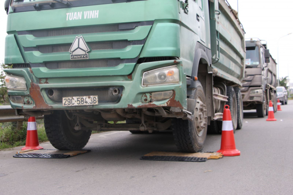 Chở quá tải qua cầu Thăng Long, 33 tài xế  bị tước giấy phép lái xe  -0
