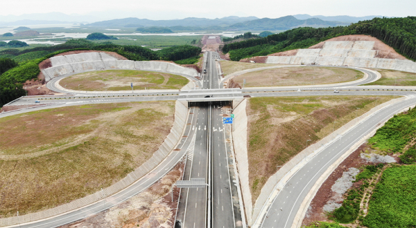 Cao tốc dài nhất Việt Nam sẽ hoàn thành trong quý II năm nay -0