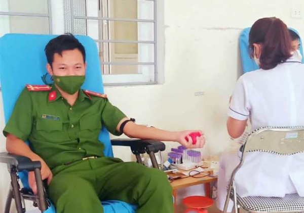 2 cán bộ công an xã ở Hà Tĩnh kịp thời hiến máu cứu người -0