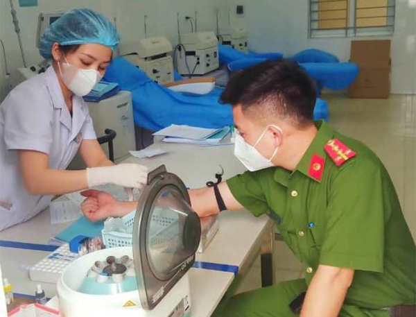 2 cán bộ công an xã ở Hà Tĩnh kịp thời hiến máu cứu người -1