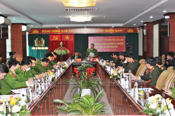 Deputy Minister Nguyen Van Long works with Dien Bien police  -0