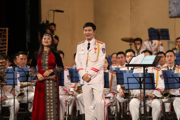 “Tự hào người chiến sĩ CAND Việt Nam”:  Đêm hoà nhạc lộng lẫy tại “thánh đường nghệ thuật” -2