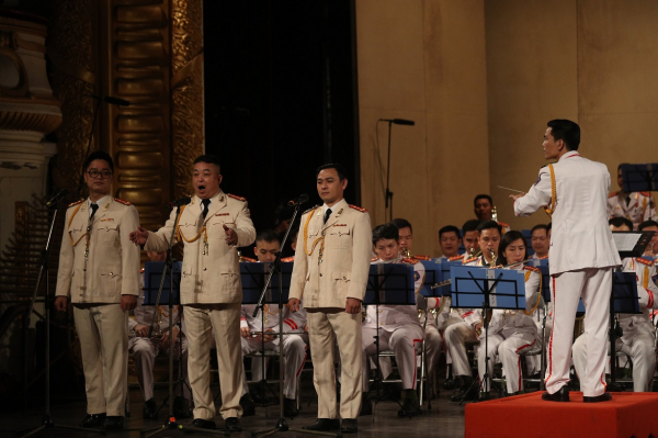 “Tự hào người chiến sĩ CAND Việt Nam”:  Đêm hoà nhạc lộng lẫy tại “thánh đường nghệ thuật” -0