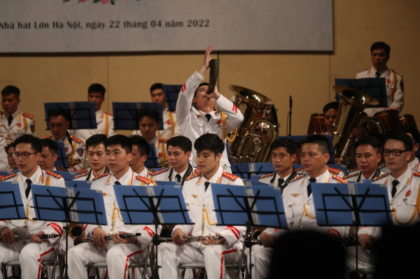 “Tự hào người chiến sĩ CAND Việt Nam”:  Đêm hoà nhạc lộng lẫy tại “thánh đường nghệ thuật” -0