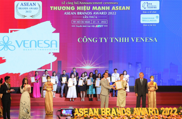 Venesa nhận cú đúp giải thưởng tại Lễ công bố Thương hiệu mạnh ASEAN 2022 -0