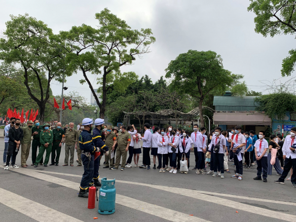 Tuyên truyền phòng cháy chữa cháy tại không gian phố đi bộ hồ Gươm -0