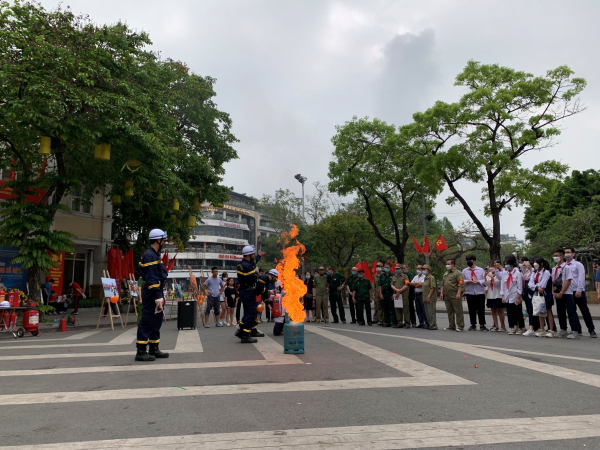 Tuyên truyền phòng cháy chữa cháy tại không gian phố đi bộ hồ Gươm -0