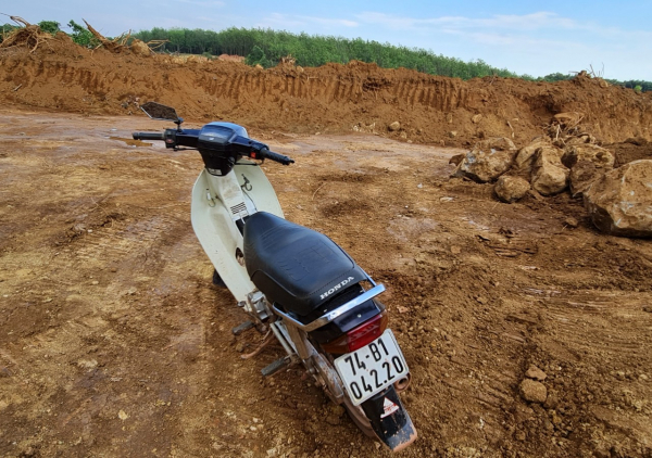 “Đất tặc”đào bới tan hoang hàng héc-ta đất đồi ở xã Phong Bình -0