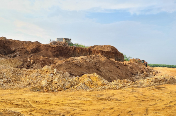 “Đất tặc”đào bới tan hoang hàng héc-ta đất đồi ở xã Phong Bình -1