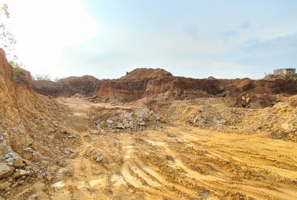 “Đất tặc”đào bới tan hoang hàng héc-ta đất đồi ở xã Phong Bình -2