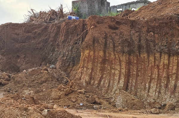 “Đất tặc”đào bới tan hoang hàng héc-ta đất đồi ở xã Phong Bình -0