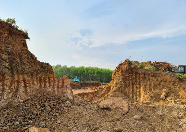 “Đất tặc”đào bới tan hoang hàng héc-ta đất đồi ở xã Phong Bình -2
