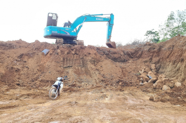 “Đất tặc”đào bới tan hoang hàng héc-ta đất đồi ở xã Phong Bình -3