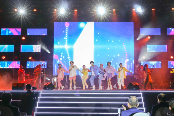 biểu diễn k-pop kết hợp nhạc cụ truyền thống vn của nhóm nhảy the a-code và nhóm cỏ lạ.jpeg -0