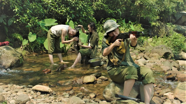 “Bình minh đỏ” – bộ phim xúc động về các nữ chiến sĩ lái xe Trường Sơn anh hùng -0