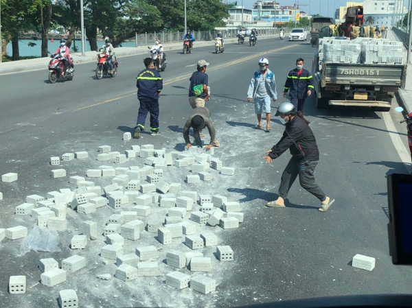 Cảm động hình ảnh Cảnh sát chữa cháy giúp xe gặp nạn trên đường chữa cháy về -0