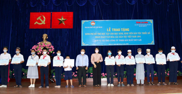 vna_potal_thanh_pho_ho_chi_minh_trao_hoc_bong_cho_hoc_sinh_sinh_vien_nguoi_lao_dong_dan_toc__6069841.jpg -0