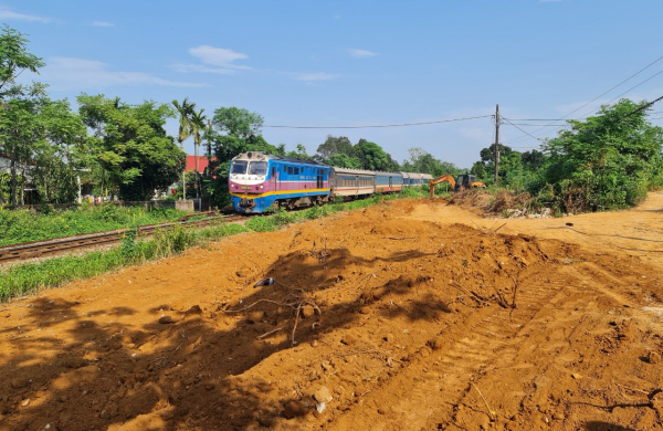 “Đất tặc” đào bới tan hoang hành lang an toàn đường ray tàu lửa  -0