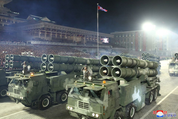 Hoành tráng loạt ảnh cuộc duyệt binh trong đêm của Triều Tiên -0