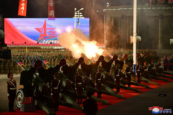 Hoành tráng loạt ảnh cuộc duyệt binh trong đêm của Triều Tiên -1