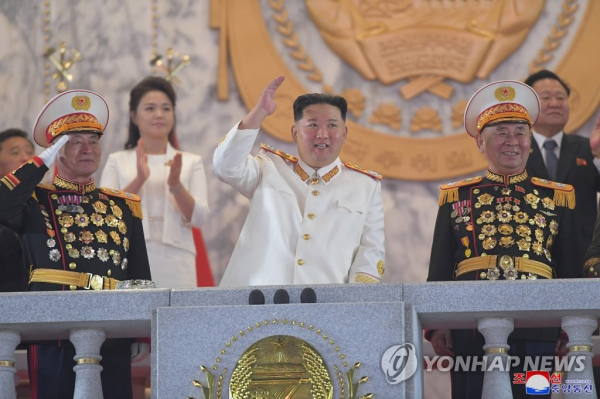 Triều Tiên công bố loạt ảnh cuộc duyệt binh hoành tráng trong đêm -1