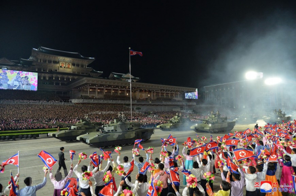 Triều Tiên công bố loạt ảnh cuộc duyệt binh hoành tráng trong đêm -5