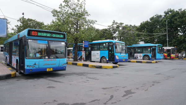 Hà Nội tăng cường dự phòng hàng trăm xe buýt phục vụ người dân kỳ nghỉ lễ 30/4 và 1/5 -0