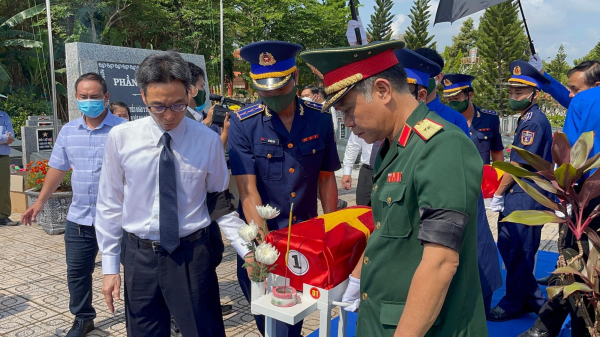 Phó Thủ tướng Vũ Đức Đam dự Lễ Truy điệu và an táng 28 hài cốt liệt sĩ Đặc công Rừng Sác -0