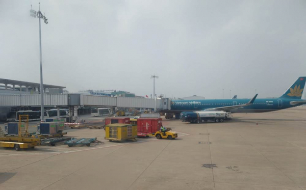 An toàn bay ở Cảng Hàng không quốc tế Tân Sơn Nhất bị tia laser, flycam... đe dọa -0