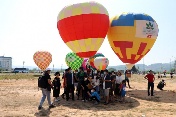 Tourists experience hot air balloon rides in Kon Tum -0