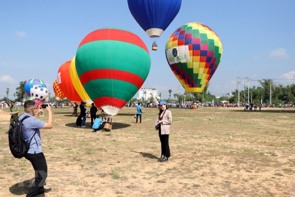 Tourists experience hot air balloon rides in Kon Tum -2