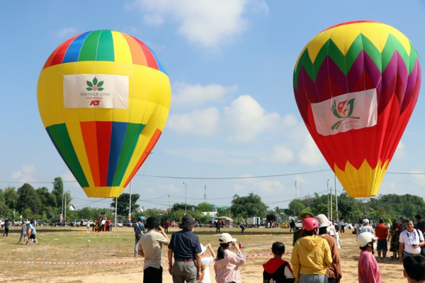 Tourists experience hot air balloon rides in Kon Tum -3