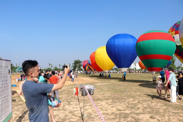 Tourists experience hot air balloon rides in Kon Tum -4