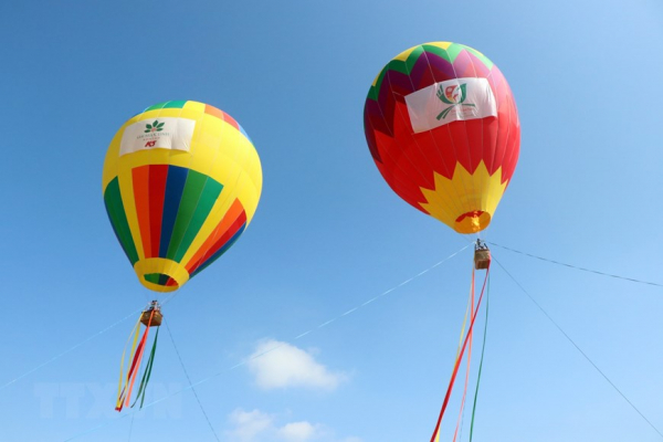 Tourists experience hot air balloon rides in Kon Tum -5