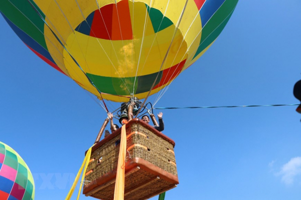 Tourists experience hot air balloon rides in Kon Tum -6