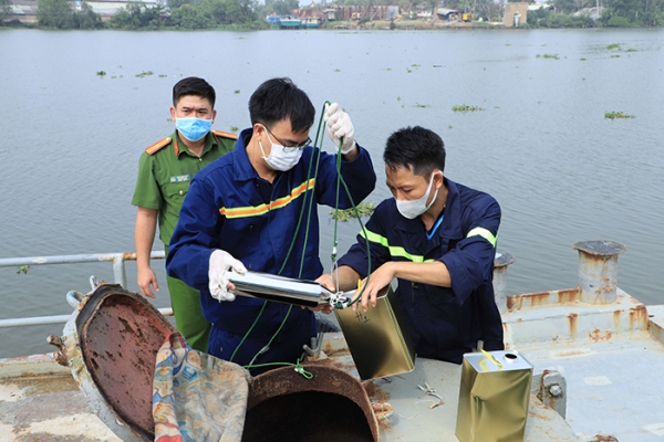 Tăng cường đấu tranh chống buôn lậu, gian lận thương mại xăng dầu -0